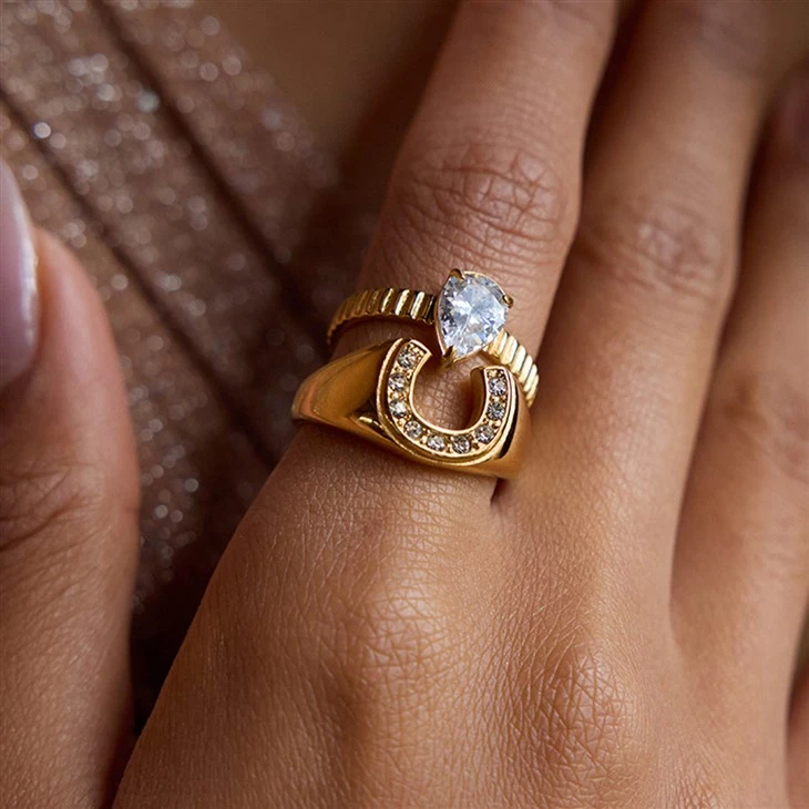 Bold U Band Ring